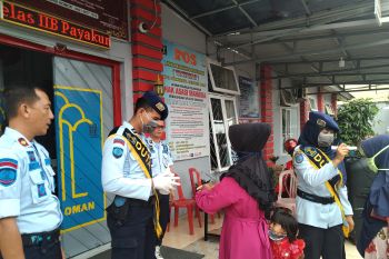 Lapas Payakumbuh lakukan pengecekan suhu tubuh penjenguk warga binaan