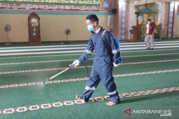 Pemkab Siak semprotkan disinfektan ke masjid-masjid, begini tujuannya