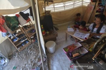 Belajar di tenda dampak COVID-19