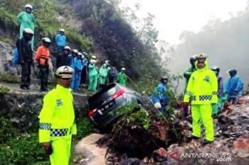 Longsor di Jalinsum perbatasan Solok-Padang, lalu lintas lumpuh total