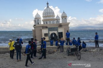 Wisata pantai bekas tsunami Palu