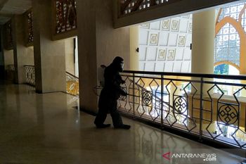 Tim Satbrimobda NTB semprotkan disinfektan di Masjid Islamic Center