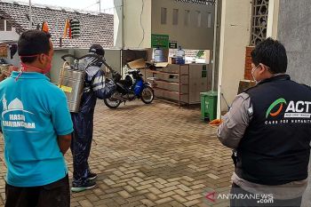 Cegah COVID-19, ACT semprotkan cairan disinfektan di dua masjid Purwokerto