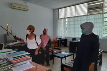 Penyemprotan desinfektan di ruang publik dan kantor diintensifkan di Makassar