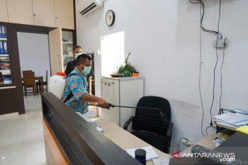PLN Sumbar semprotkan disinfektan ke seluruh ruang kerja, cegah merebak COVID-19
