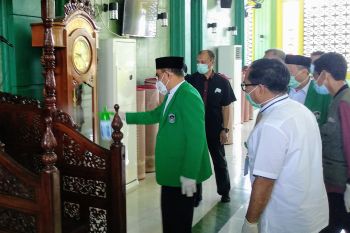 UMI Makassar gelar shalat Jumat ikuti petunjuk WHO untuk cegah COVID-19