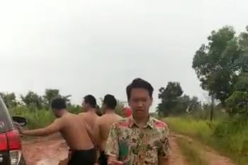 Jalan lintas di Kecamatan Way Dente Tulangbawang rusak parah