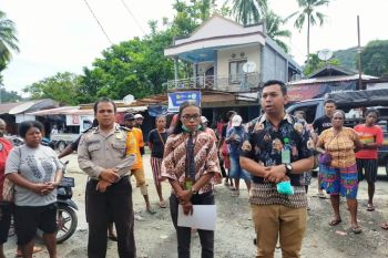Bhabinkamtibas dampingi petugas puskesmas sosialisasi cegaht corona