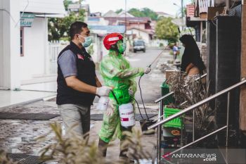 ACT-MRI Sumbar semprot disinfektan di Masjid Babussalam Padang