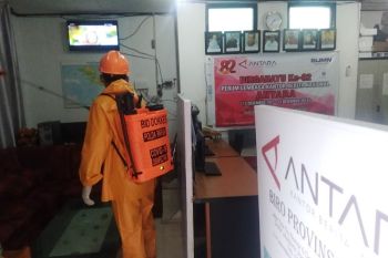 Penyemprotan Disinfektan Kantor Berita ANTARA Papua