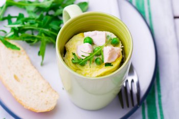 Resep sederhana hidangan penambah kekebalan tubuh, omelet dalam mug