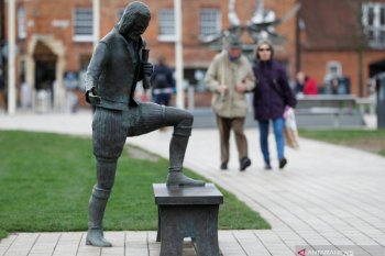 Exploring beauty, romanticism through poems by Shakespeare, Allan Poe