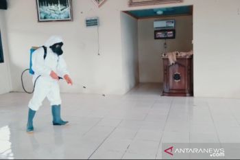 Polres Mesuji melakukan disinfektan di masjid cegah penyebaran COVID-19