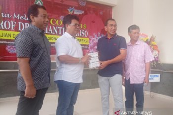 Kementerian BUMN menyerahkan obat COVID-19 ke RSPI