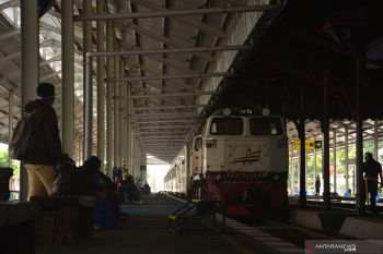 Penumpang Kereta Api menurun