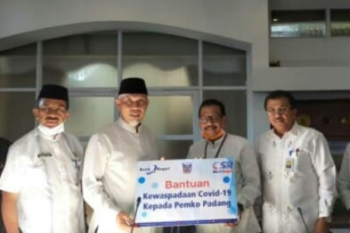 Bank Nagari bantu Pemkot Padang Tangani Virus Corona, serahkan 10 drum alkohol
