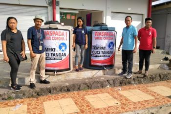 Disperindagnaker  Sitaro  pasang tempat cuci tangan di pasar tradisional
