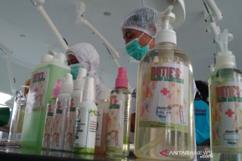 SMK Duta  Karya Kudus  membuat cairan pembersih tangan dengan harga terjangkau