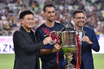 Barcelona potong gaji pemain dampak pandemi COVID-19