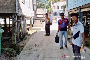 Warga Desa Batu Lepuk inisiatif semprot disekfektan kampung mereka