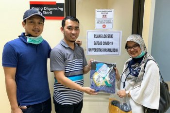 Posko Induk Satgas COVID-19 Unhas terima bantuan APD