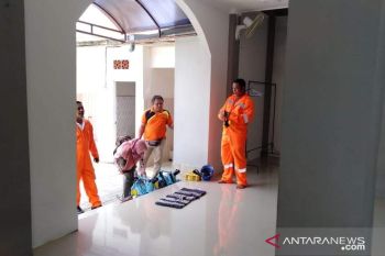 Warga Lombok melakukan penyemprotan disinfektan secara mandiri