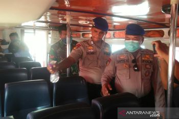 Cegah COVID-19, Satpolair Rokan Hilir semprot disinfektan kapal penumpang