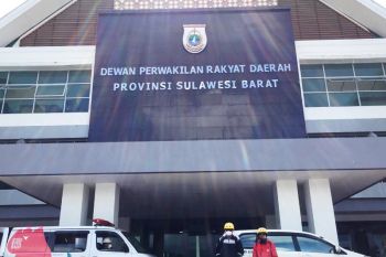 PMI Sulbar semprotkan disinfektan  sejumlah kantor di Mamuju