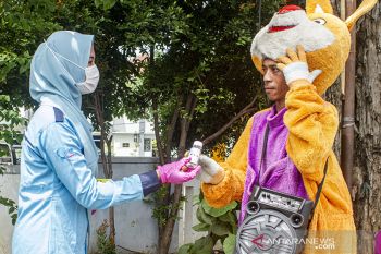 Pembagian cairan antiseptik pembersih tangan di Karawang