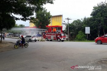 Cegah COVID-19, Damkar Kendari semprot disinfektan di ruas jalan