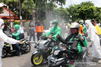 Gubernur Khofifah pantau penyemprotan disinfektan ojek daring di Surabaya