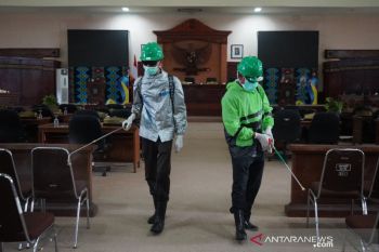 Kantor DPRD NTB disemprot cairan disinfektan mencegah COVID-19