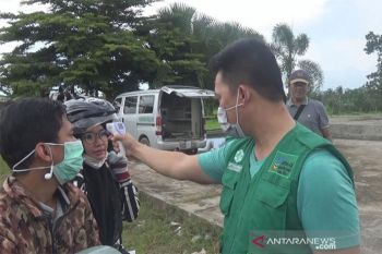 Suhu tubuh  warga diperiksa saat melintasi batas  Provinsi Kalteng-Kalsel