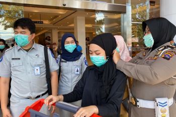 Polwan Ditlantas Polda Sumbar edukasi masyarakat terkait upaya pencegahan Covid-19