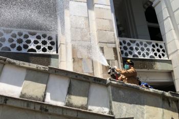 Rumah Ibadah di Makassar disemprot disinfektan cegah COVID-19