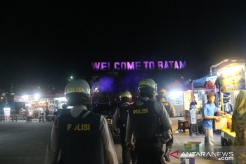 Polda Kepri patroli keramaian antisipasi penyebaran COVID-19