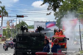 Polda Sumbar bersama tim gabungan semprot 40 ribu liter disinfektan di jalanan Kota Padang