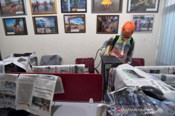 Penyemprotan disinfektan di LKBN Antara Sulteng untuk antisipasi COVID-19