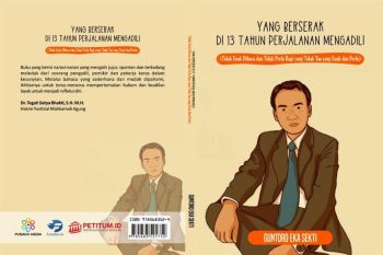 Dua hakim donasikan buku untuk membantu pencegahan COVID-19