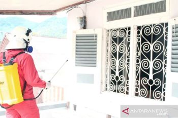 Padang Panjang semprotkan disinfektan ke rumah warga dan fasilitas umum