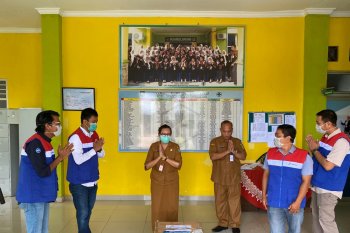 Warga  Batam  dapat perlengkapan cegah penularan COVID-19