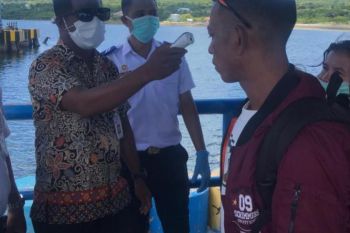 ASDP lakukan pemeriksaan suhu tubuh penumpang