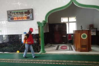 DPC Gerindra semprotkan disinfektan di Masjid Taqwa Muhammadiyah Padang cegah COVID-19