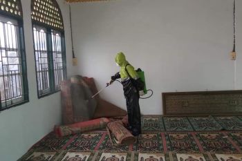 Cegah COVID-19, PKB Inhil lakukan penyemprotan disinfektan di masjid dan musala