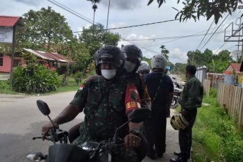 TNI-polisi di Sentani Papua keliling kampung imbau warga cegah Covid-19