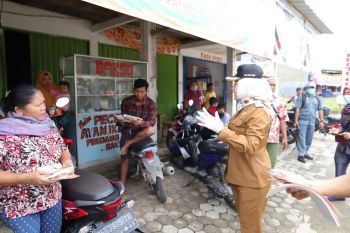 Bupati Winarti sosialisasikan bahaya COVID-19 di Pasar Putri Agung Menggala