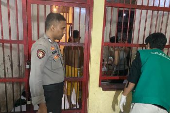 Ruang tahanan Polsek Panakkukang Makassar disemprot disinfektan