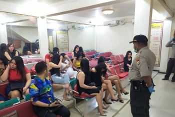 Polisi datangi tempat hiburan malam  cegah COVID-19