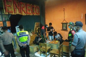 Aparat dilibatkan bubarkan kerumunan orang di Makassar cegah COVID-19