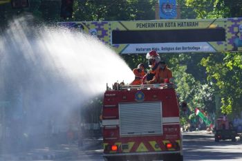 Pemkot semprotkan cairan disinfektan di ruang publik Mataram